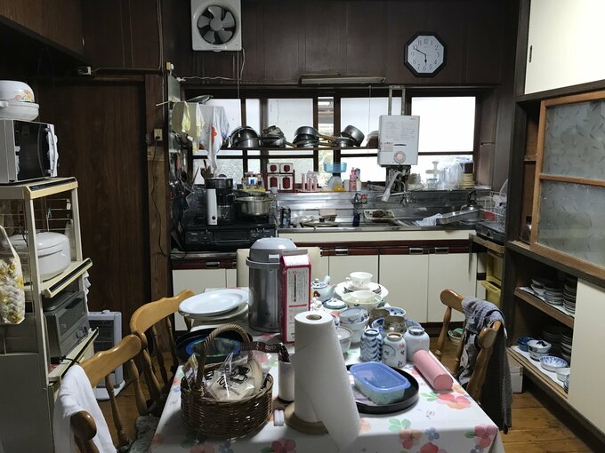 散らかったキッチン