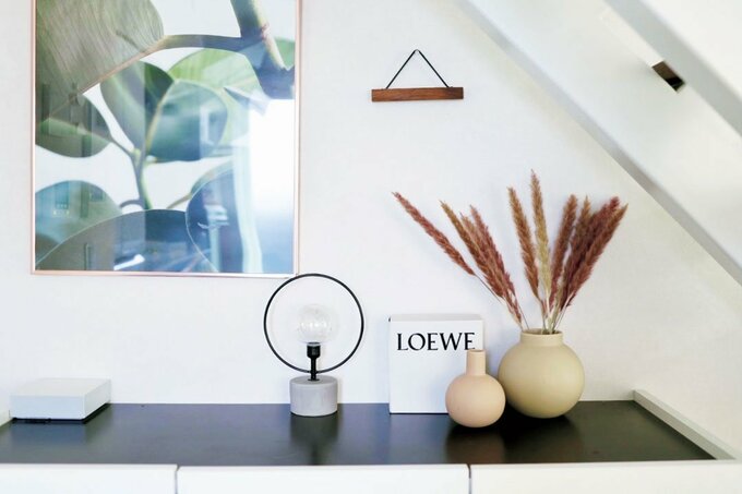 棚の上の飾り物