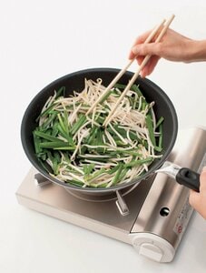 炒める→広げる、を繰り返しながら火をとおす