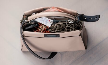 中村江里子さんのバッグの中身。持ち歩くのは本当に必要なものだけ