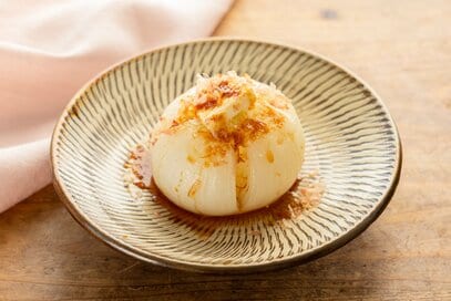 レンジで簡単、甘みたっぷり「新タマネギのまるごと蒸し」レシピ。口に入れた瞬間とろけるおいしさ