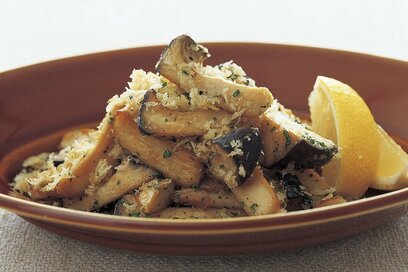 ニンニクの香りが食欲をそそるエリンギの炒め物。パン粉のカリカリ食感がポイント