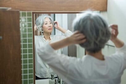 50歳で白髪染めを卒業。見た目の違和感なくグレイヘアに移行できた理由