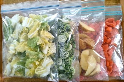 50代夫婦がいつも「冷凍する野菜」4つ。白菜やジャガイモは千切り・くし形切りが使いやすい