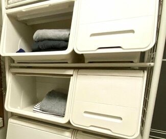 狭い洗面所に。ホームセンター「コメリ」の収納ケースは瞬時に中身を隠せる