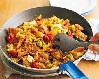 鶏モモ肉、キャベツ、ミニトマトで。甘辛味の簡単フライパン蒸しレシピ