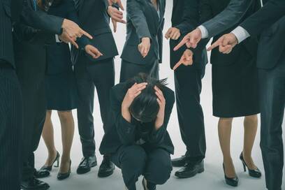 職場のいじめ。正社員になった途端に無視され人間不信に…