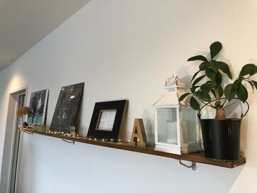 飾り棚を簡単DIY。部屋がスッキリ、掃除がラクになるメリットもあっておすすめ