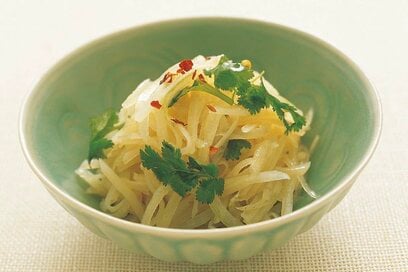 シャキシャキなジャガイモを味わう、さわやかサラダ。エスニック風味がクセになる！