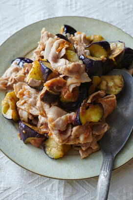 志麻さんの絶品「ナスと豚バラ炒め」レシピ。ナスが“ふっくら”おいしくなるコツ