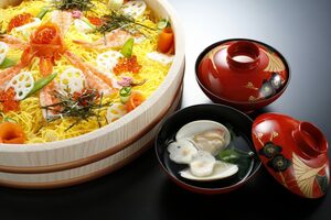 ちらし寿司やハマグリのお吸い物をいただく