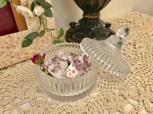 大きなトレイにつくってポキポキと割って飾るのもあり！