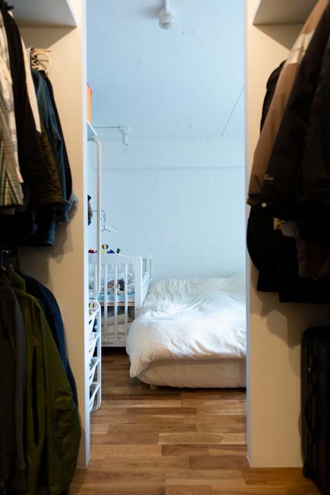 寝室の手前にあるウォークインクローゼット