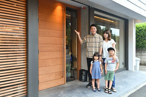 建物の前で家族4人