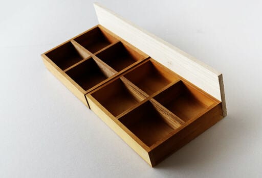 セリアの木製仕切りトレイを接着したら、次は木板を接着する