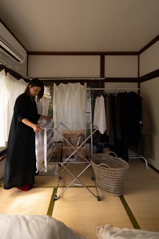 ステンレス製で機能的な物干しスタンドは「大木製作所」。折りたためるのも便利