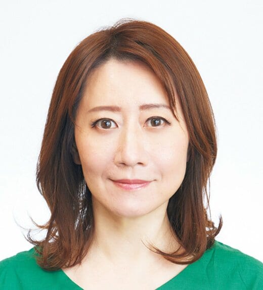 グリーンのトップスを着た女性