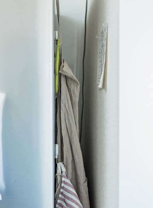 冷蔵庫と壁の小さな隙間にマグネットフックをつけて収納に