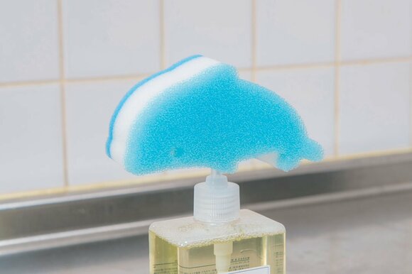 洗剤の上に収納できるキッチンスポンジ