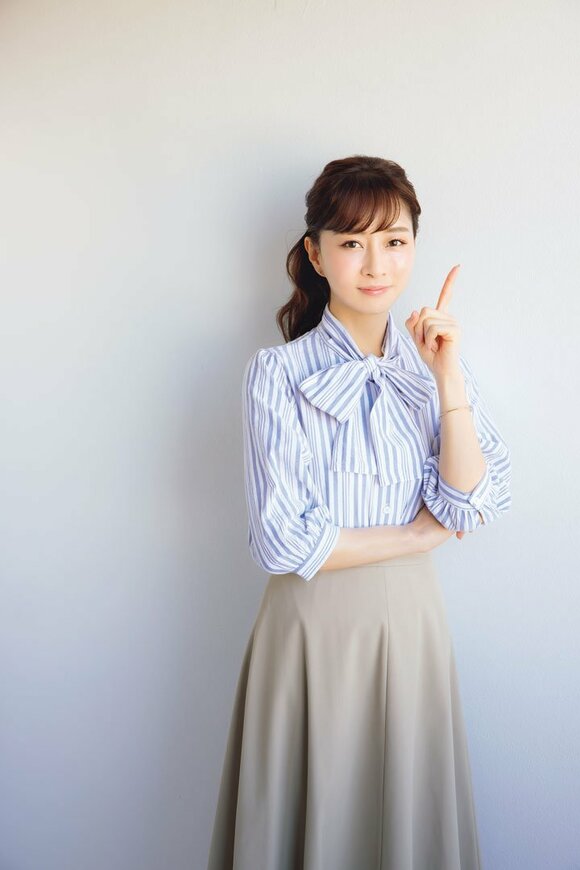 腕組人差し指女性