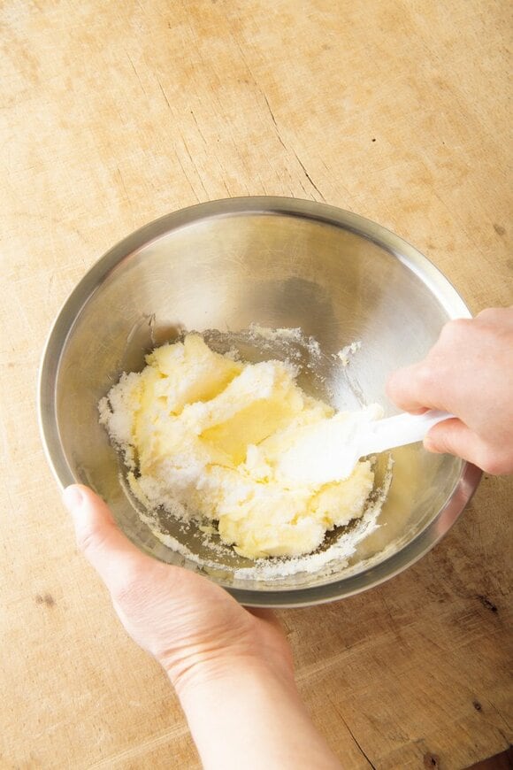 ゴムベラで混ぜる