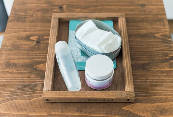 スキンケア用品もトレーにまとめて手早く