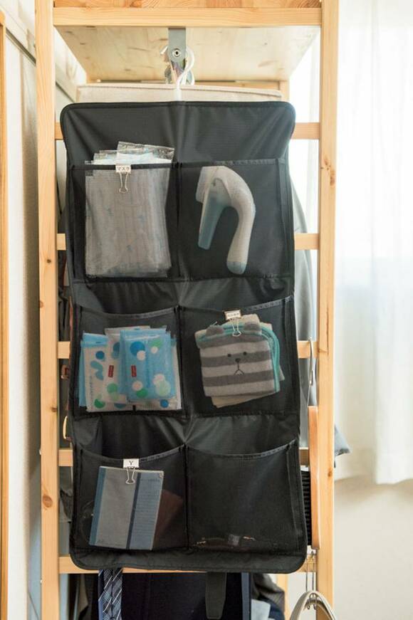 オープンラック横にポケットラックをつるして小物入れに