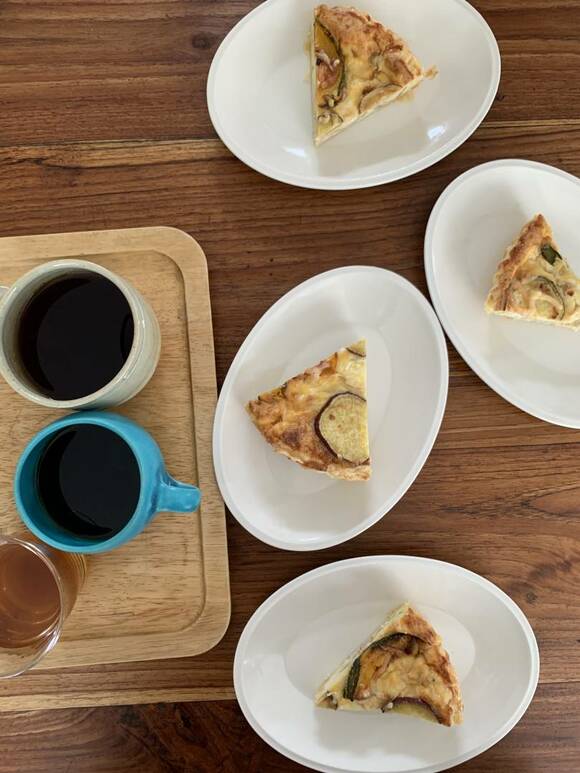 食卓にキッシュとコーヒー