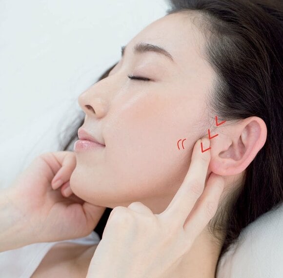 人差し指中指で耳を挟む