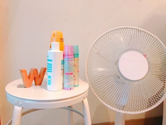 制汗スプレーや制汗剤、そして扇風機