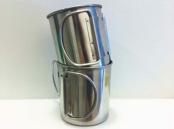 アウトドア気分を高めるステンレスマグ