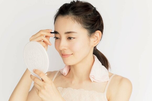 タオルを首に眉のお手入れ