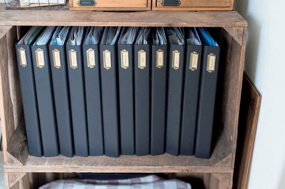 インテリアになじむ黒のファイルで書類を管理