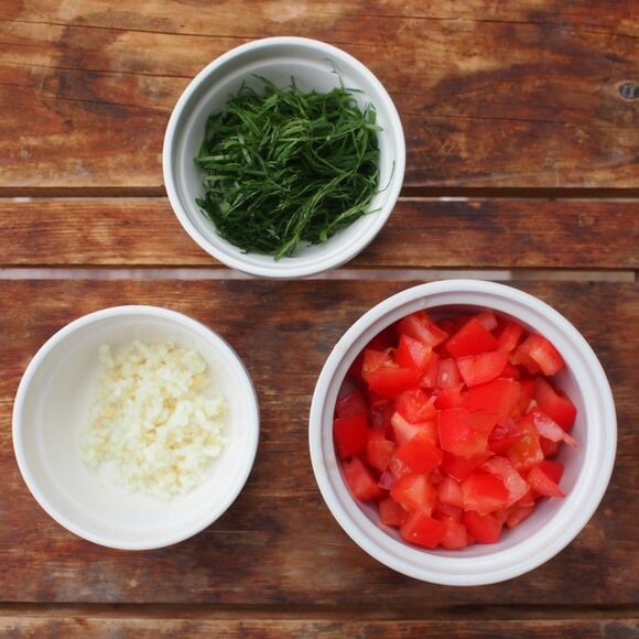 トマトは角切り、ニンニクはみじん切り