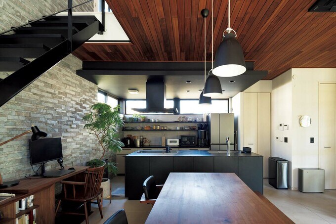 黒いアイランドキッチン