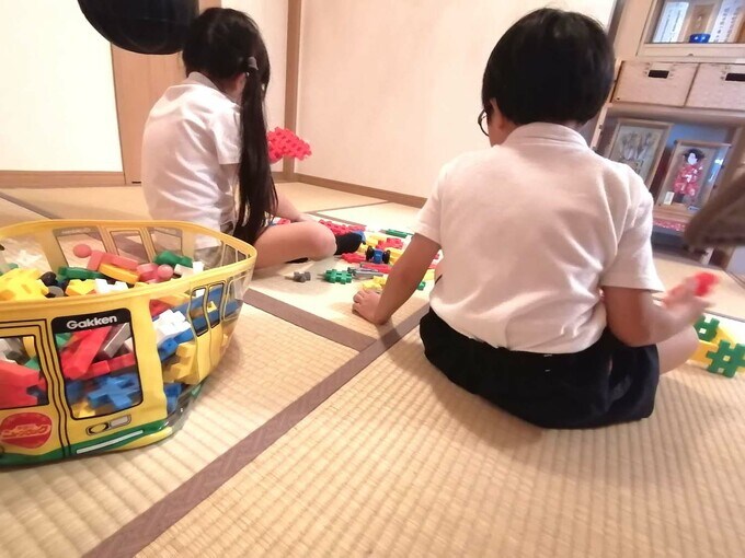 和室で遊んでいる子ども