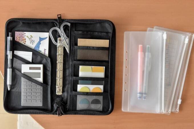 パスポートケースにハサミなど