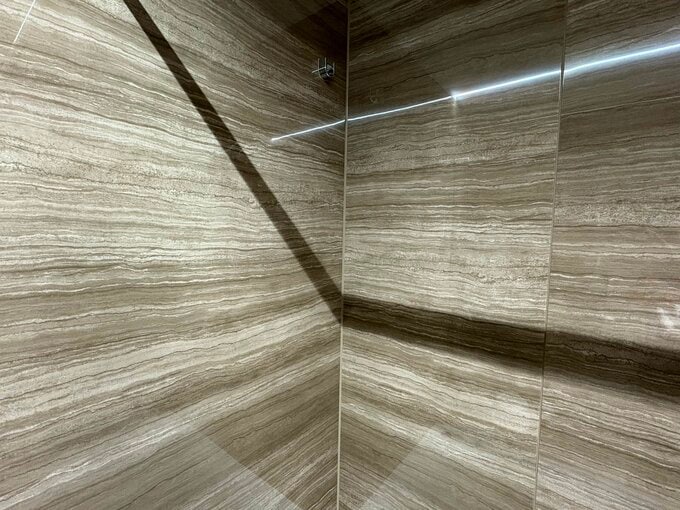 ブラウン調の壁