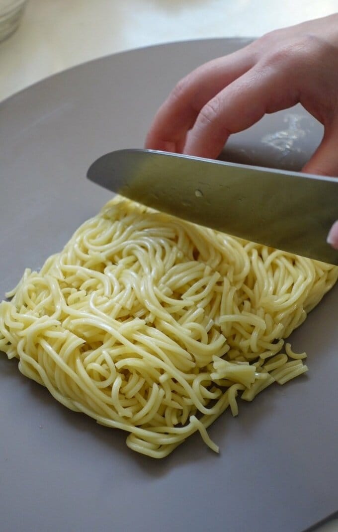 中華麺をきる