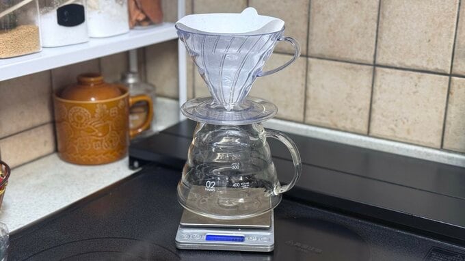 コーヒードリッパーにフィルターをセットし、カップの上に置いている