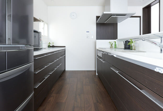 キッチンと背面カウンター