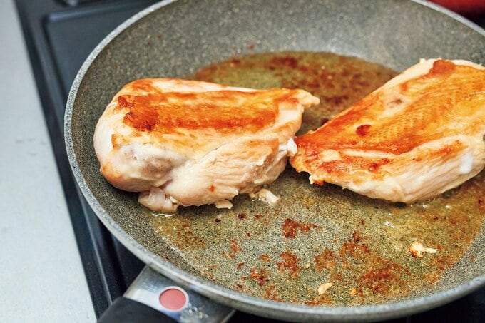 鶏胸肉のソテーの調理過程