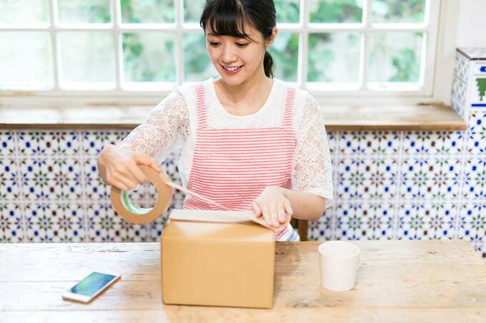 荷物を梱包している様子