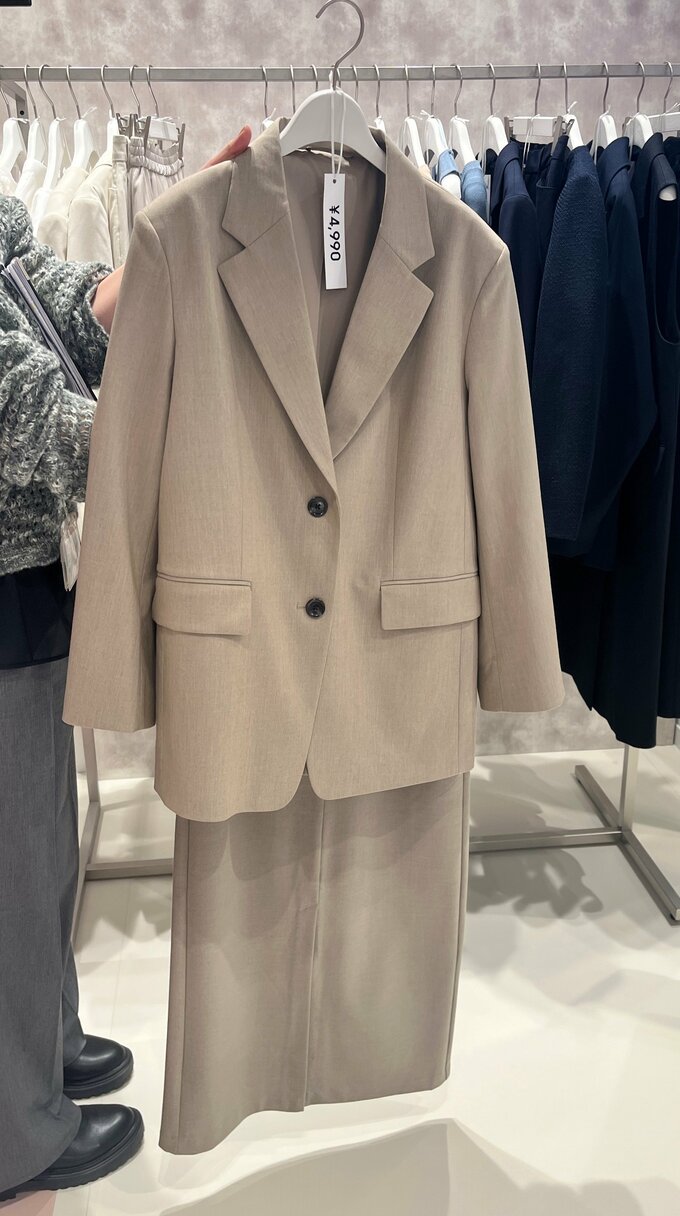 GUのテーラードジャケットとスカートの組み合わせ