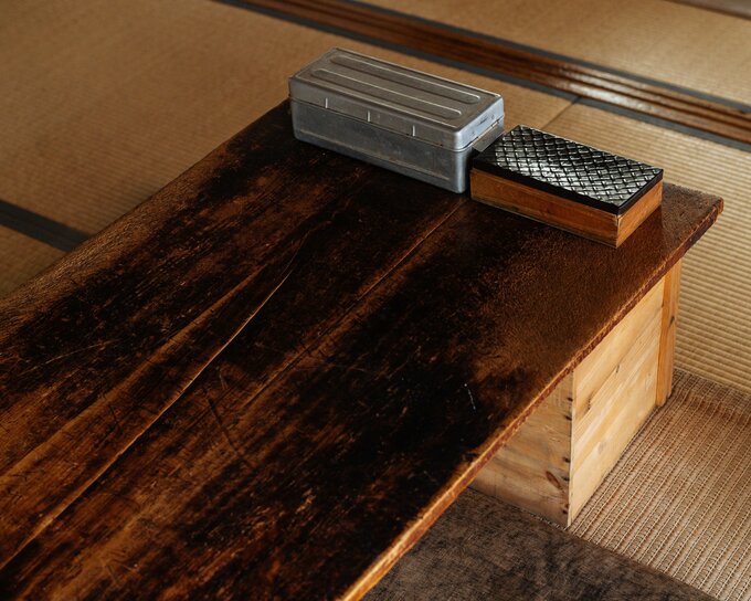 ダイニングテーブルに小箱