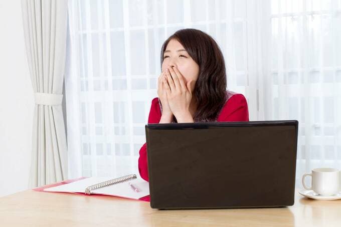 女性が悩んでいる様子