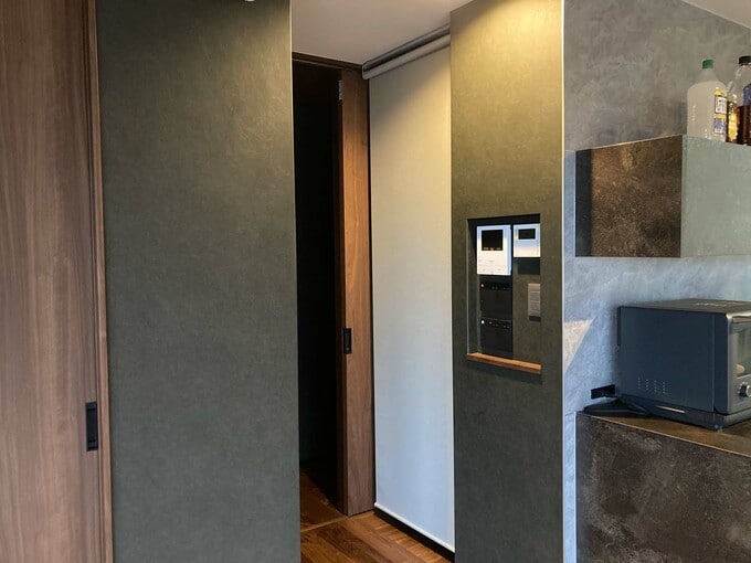 ロールカーテンで目隠ししたパントリー