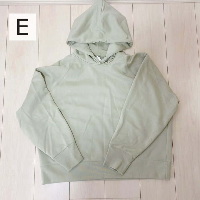 E：スウェットプルパーカ（長袖）（2990円）