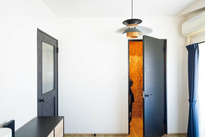 玄関を拡張するために壁の位置を変更した子ども部屋