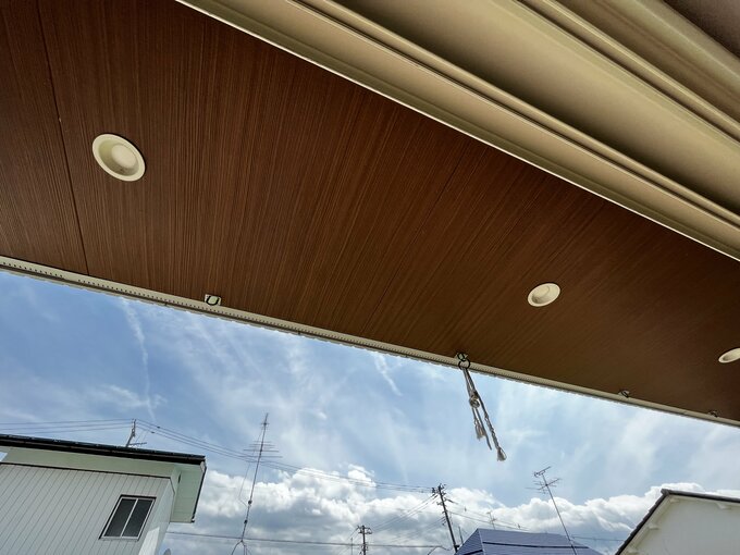 軒に取りつけたフック